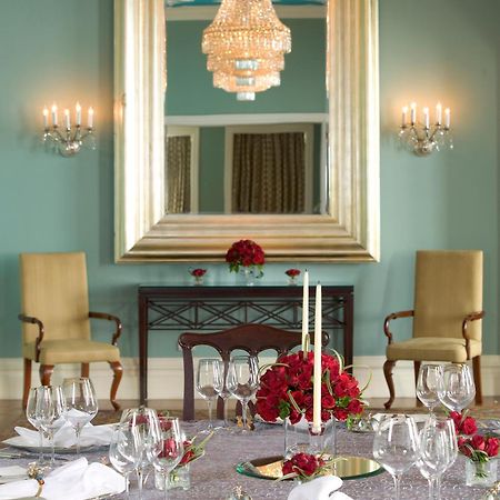 The Taj Mahal Tower, Mumbai Hotel Bagian luar foto A mirror in a dining room