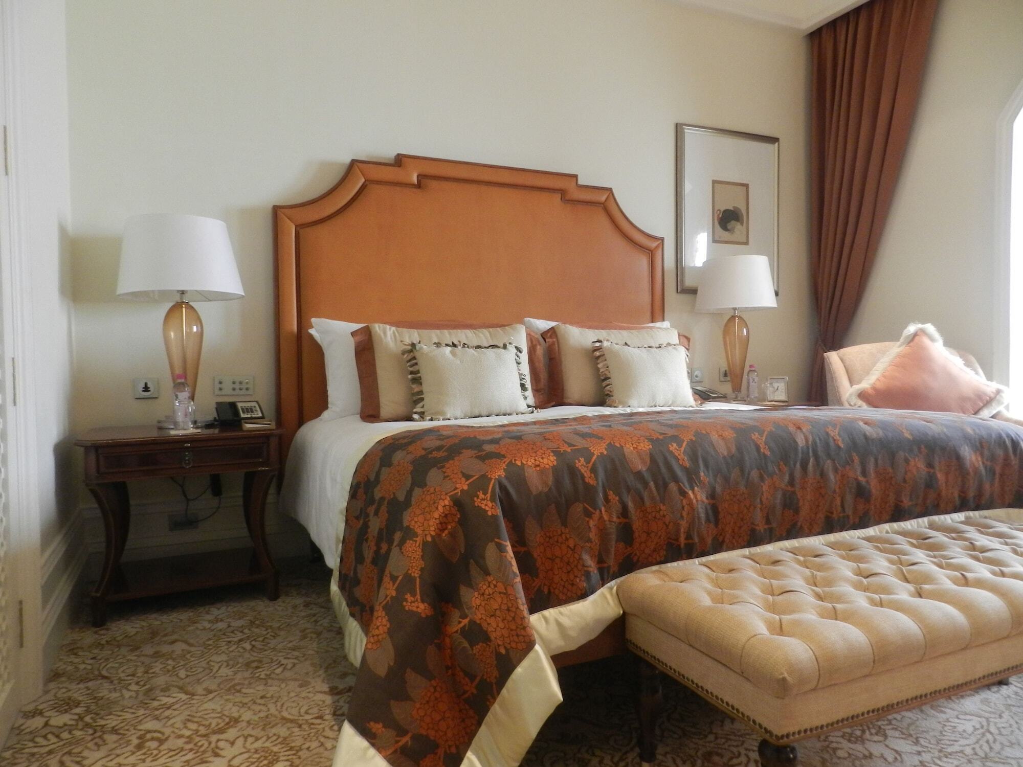 The Taj Mahal Tower, Mumbai Hotel Bagian luar foto A bedroom at the hotel